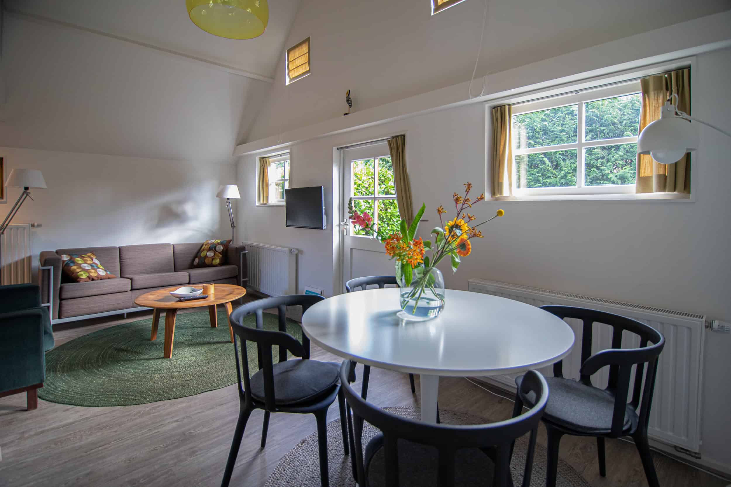 Wieden Lodge interieur (tafel en bank)